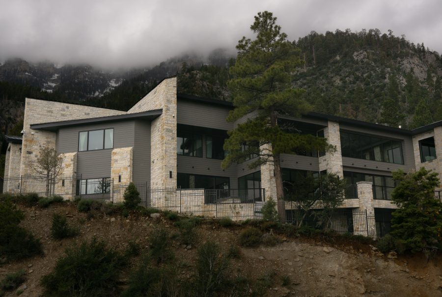 This is a hillside cabin which has a really nice veneer finish, done completely by Hirschi Masonry. Hirschi Masonry of Las Vegas, Nevada