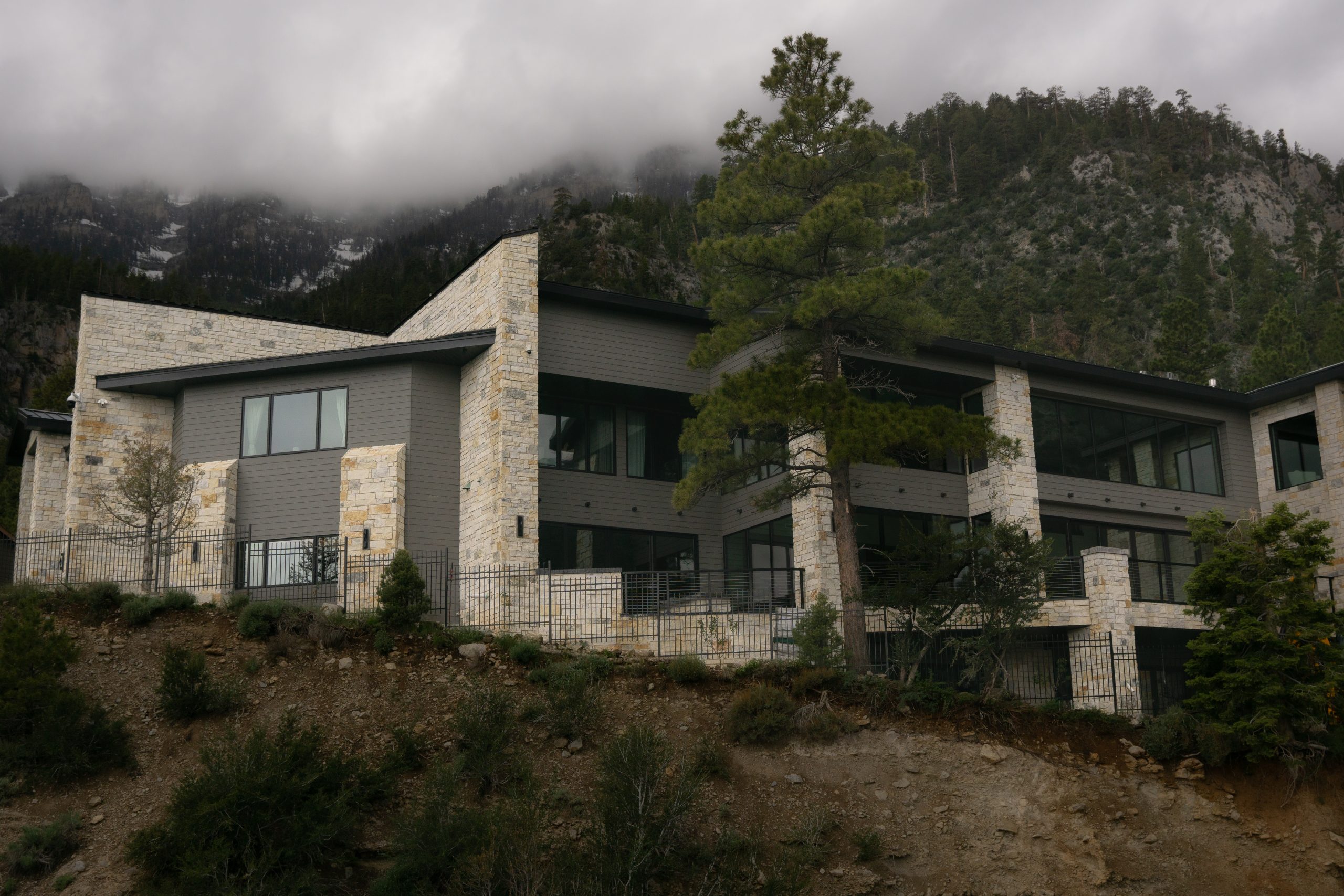 This is a hillside cabin which has a really nice veneer finish, done completely by Hirschi Masonry. Hirschi Masonry of Las Vegas, Nevada